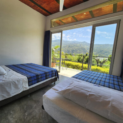 Double bed in a shared room - Image 3